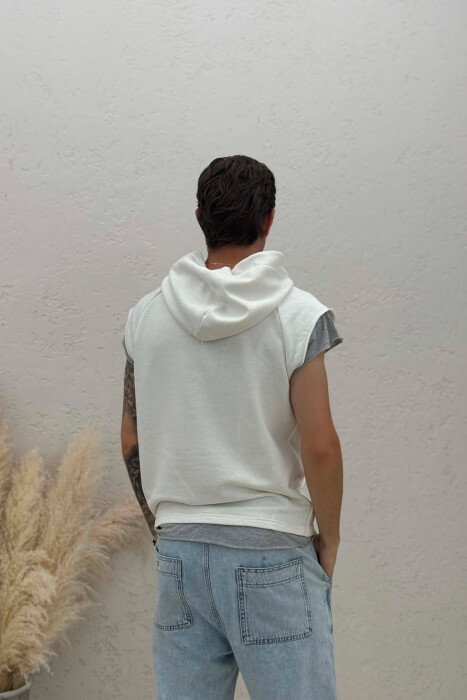T-SHIRT ME IMAZH ME KAPUÇ PËR MESHKUJ NË NGJYRËN E BARDHË - 2