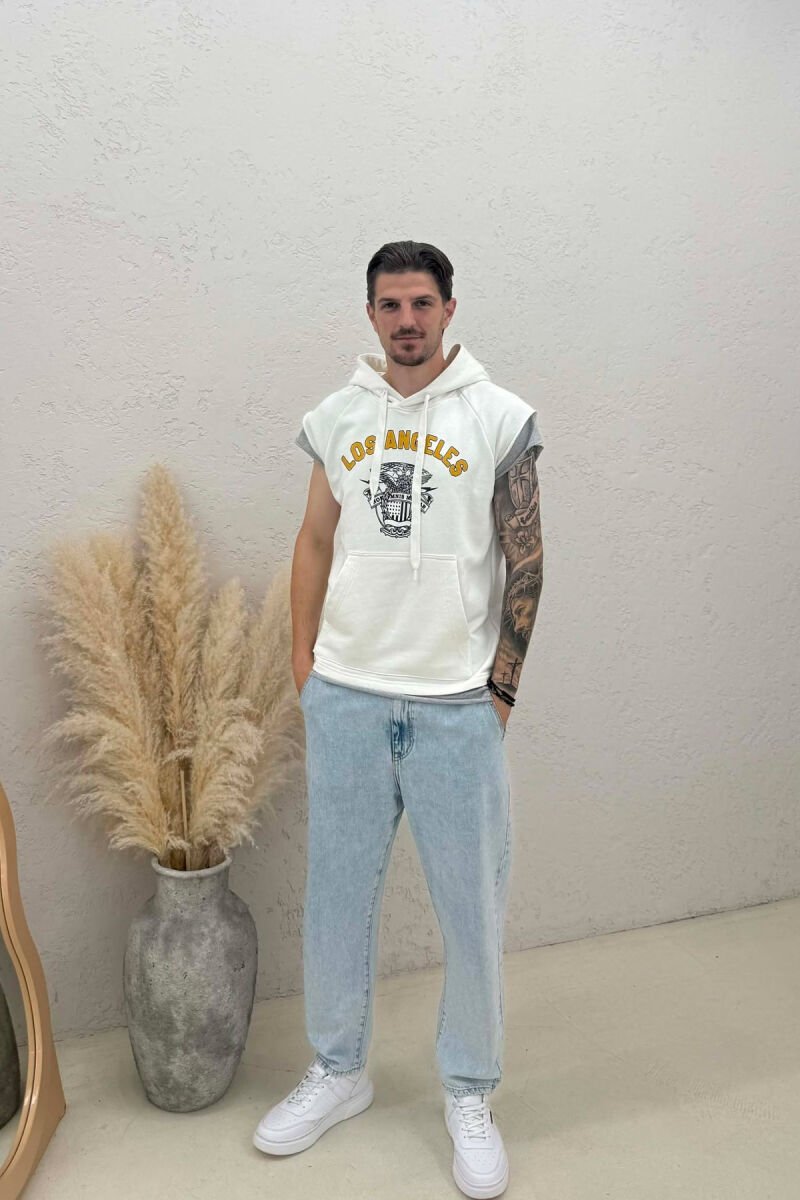 T-SHIRT ME IMAZH ME KAPUÇ PËR MESHKUJ NË NGJYRËN E BARDHË - 3
