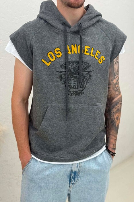 T-SHIRT ME IMAZH ME KAPUÇ PËR MESHKUJ NË NGJYRËN GRI - 4