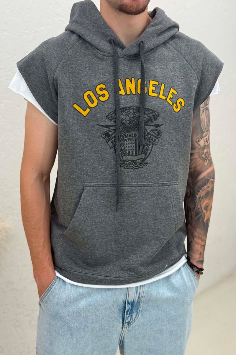 T-SHIRT ME IMAZH ME KAPUÇ PËR MESHKUJ NË NGJYRËN GRI - 4