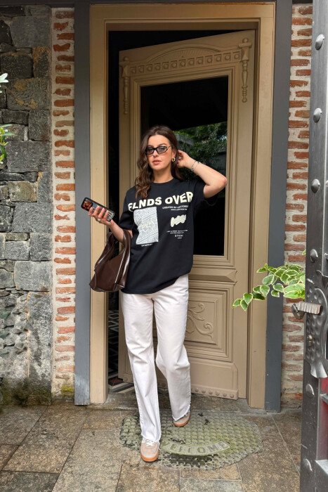 T-SHIRT ME IMAZH NE PJESEN PARA & SHKRIME PAS PER FEMRA NE NGJYRE BLU TE ERRET + 6 PALE ÇORAPE DHURATE - 3