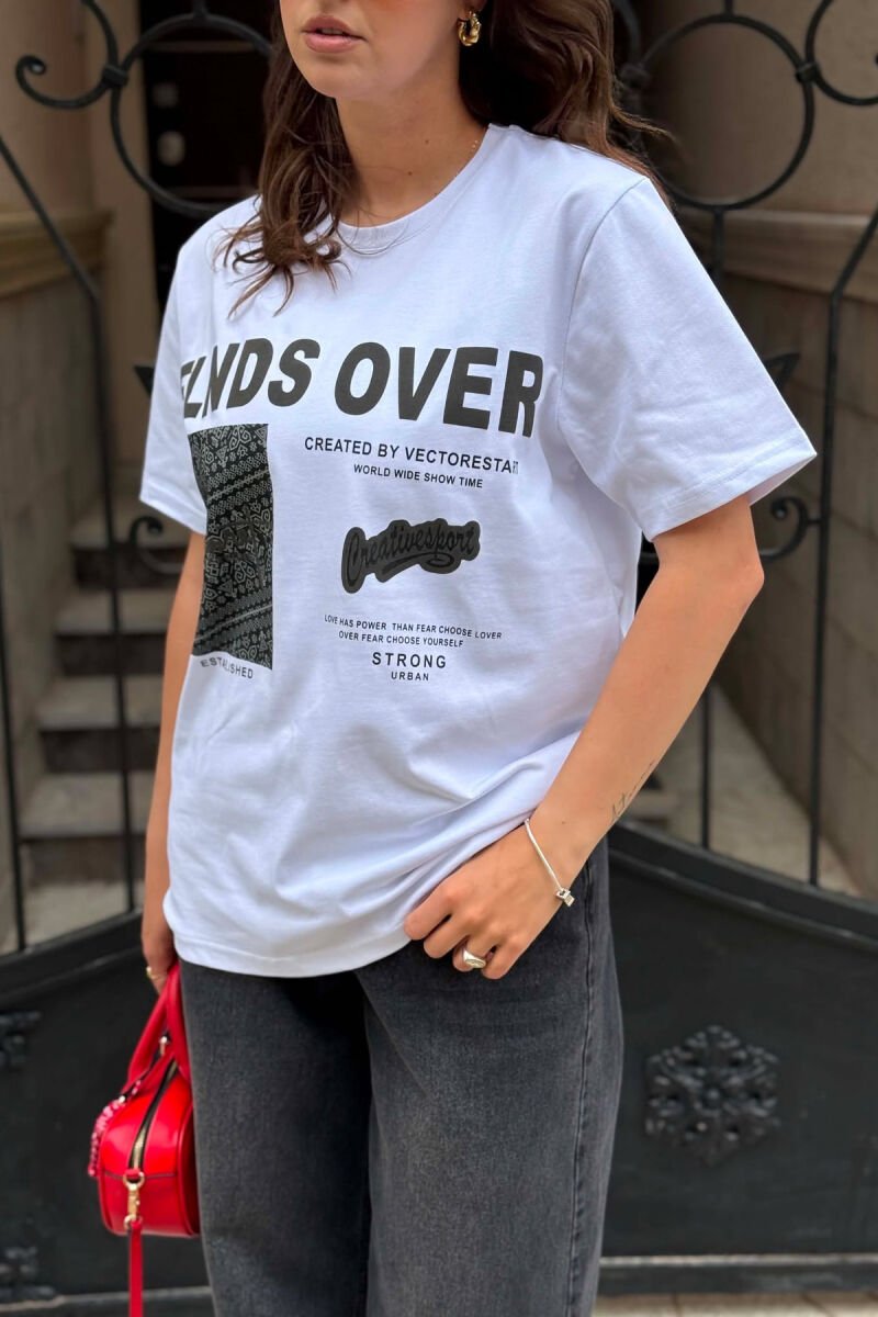 T-SHIRT ME IMAZH NE PJESEN PARA & SHKRIME PAS PER FEMRA NE NGJYRE TE BARDHE + 6 PALE ÇORAPE DHURATE - 2