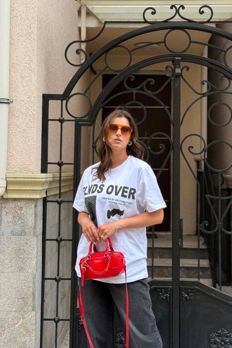 T-SHIRT ME IMAZH NE PJESEN PARA & SHKRIME PAS PER FEMRA NE NGJYRE TE BARDHE + 6 PALE ÇORAPE DHURATE - 3