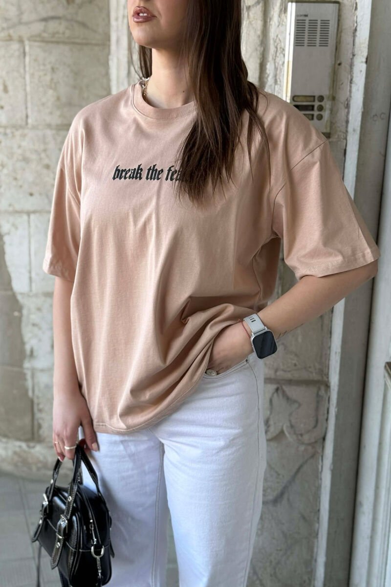 T-SHIRT ME IMAZH NE PJESEN PARA & PAS PER FEMRA NE NGJYRE BEZHE + 6 PALE CORAPE DHURATE - 3
