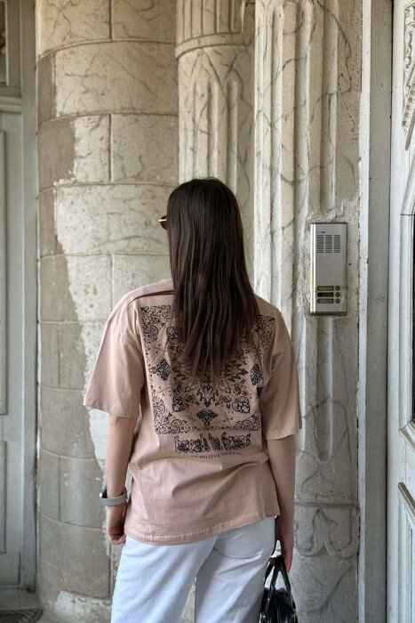 T-SHIRT ME IMAZH NE PJESEN PARA & PAS PER FEMRA NE NGJYRE BEZHE + 6 PALE CORAPE DHURATE - 5