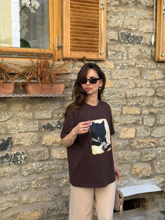 T-SHIRT ME IMAZH NE PJESEN PARA PER FEMRA NE NGJYRE KAFE - 1