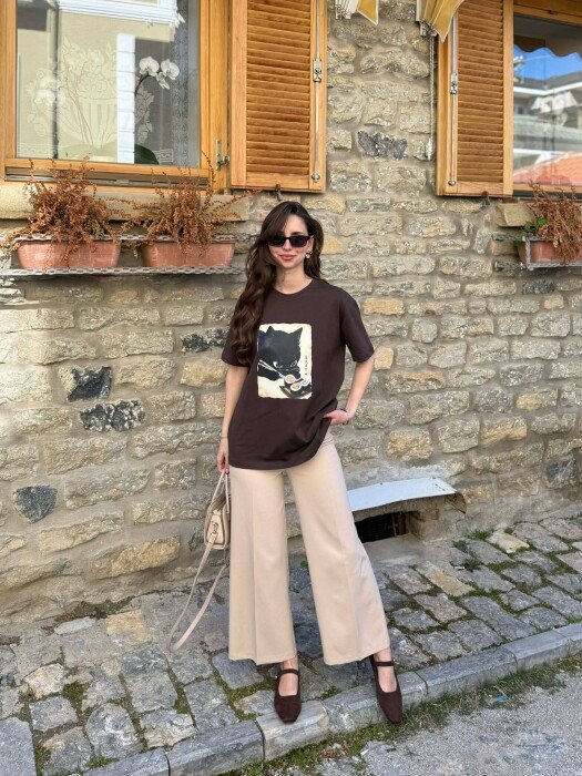 T-SHIRT ME IMAZH NE PJESEN PARA PER FEMRA NE NGJYRE KAFE - 3