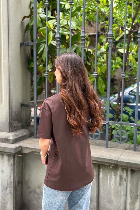 T-SHIRT ME IMAZH NE PJESEN PARA PER FEMRA NE NGJYRE KAFE - 4