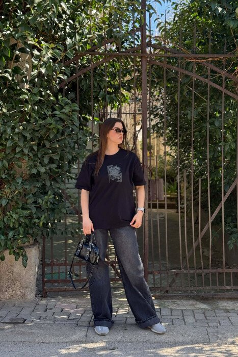 T-SHIRT ME IMAZH PARA & PAS PER FEMRA NE NGJYRE TE ZEZE + 6 PALE ÇORAPE DHURATE - 4