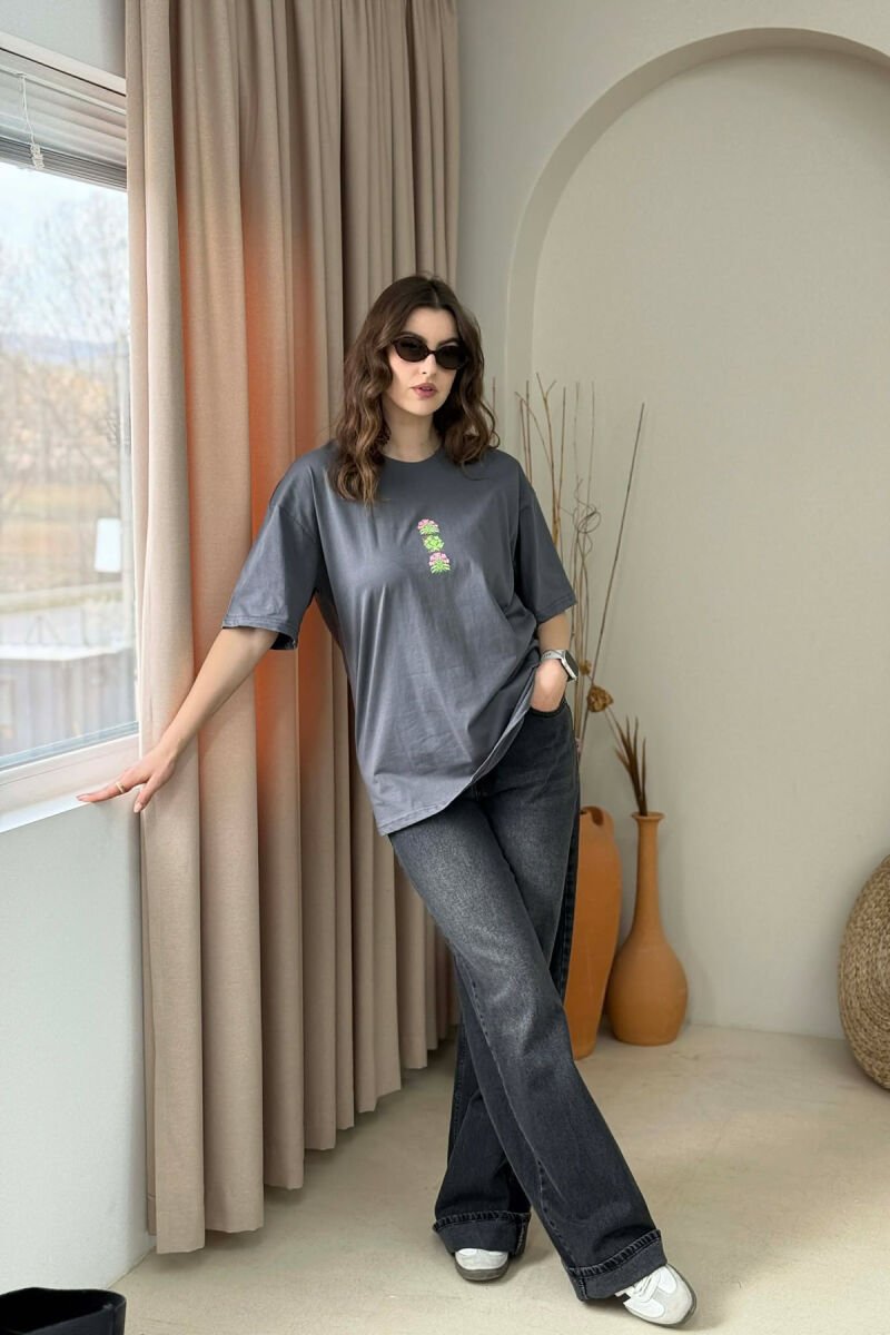 T-SHIRT ME IMAZH PARA & PAS PER FEMRA NE NGJYRE GRI TE ERRET + 6 PALE ÇORAPE DHURATE - 1