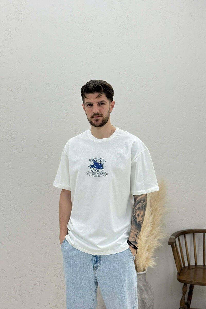 T-SHIRT ME IMAZH PARA & PAS PER MESHKUJ NE NGJYRE TE BARDHE - 1