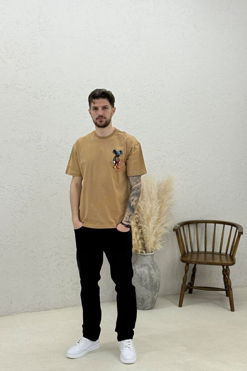 T-SHIRT ME IMAZH PËR MESHKUJ NË NGJYRËN KAFE E ZBARDHUR - 3