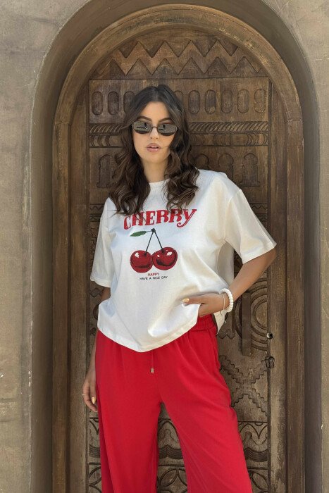 T-SHIRT ME IMAZHIN E QERSHISË PËR FEMRA NË NGJYRËN E BARDHË - KLAUDIO FASHION