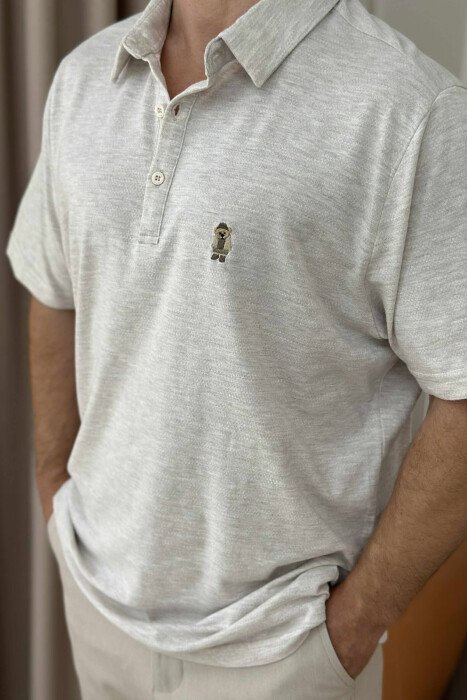 T-SHIRT PËR MESHKUJ ME JAKË POLO DHE ME LOGON E ARUSHIT NË NGJYRË GRI TË ZBARDHUR - 2