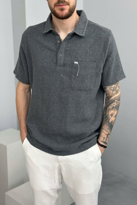 T-SHIRT ME JAKË POLO ME DETAJIN E XHEPIT PËR MESHKUJ NË NGJYRËN GRI - 3