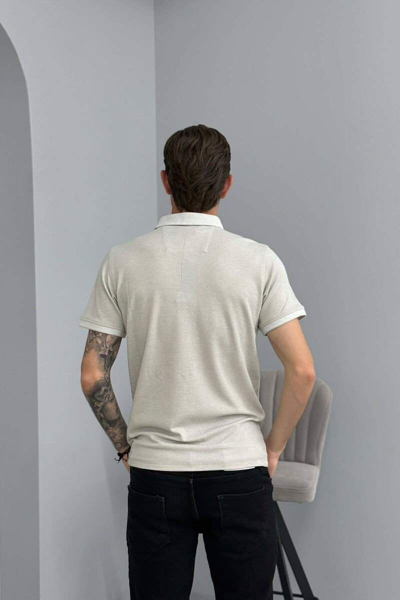T-SHIRT ME JAKE POLO PER MESHKUJ NE NGJYRE GRI TE ZBARDHUR - 2