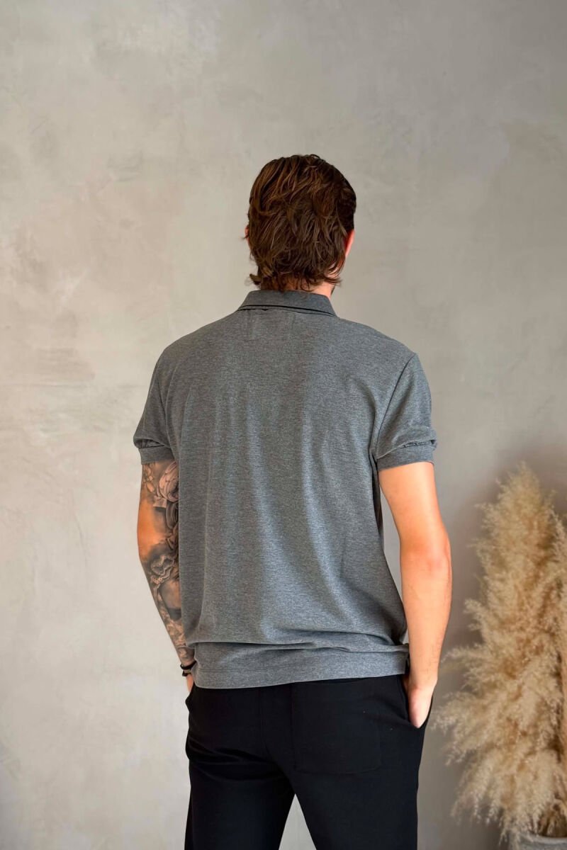 T-SHIRT ME JAKE POLO PER MESHKUJ NE NGJYRE GRI - 2