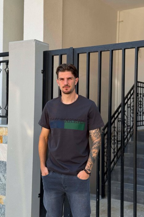 T-SHIRT ME JAKE RRETHORE ME SHKRIME PARA PER MESHKUJ NE NGJYRE GRI DHE BLU 