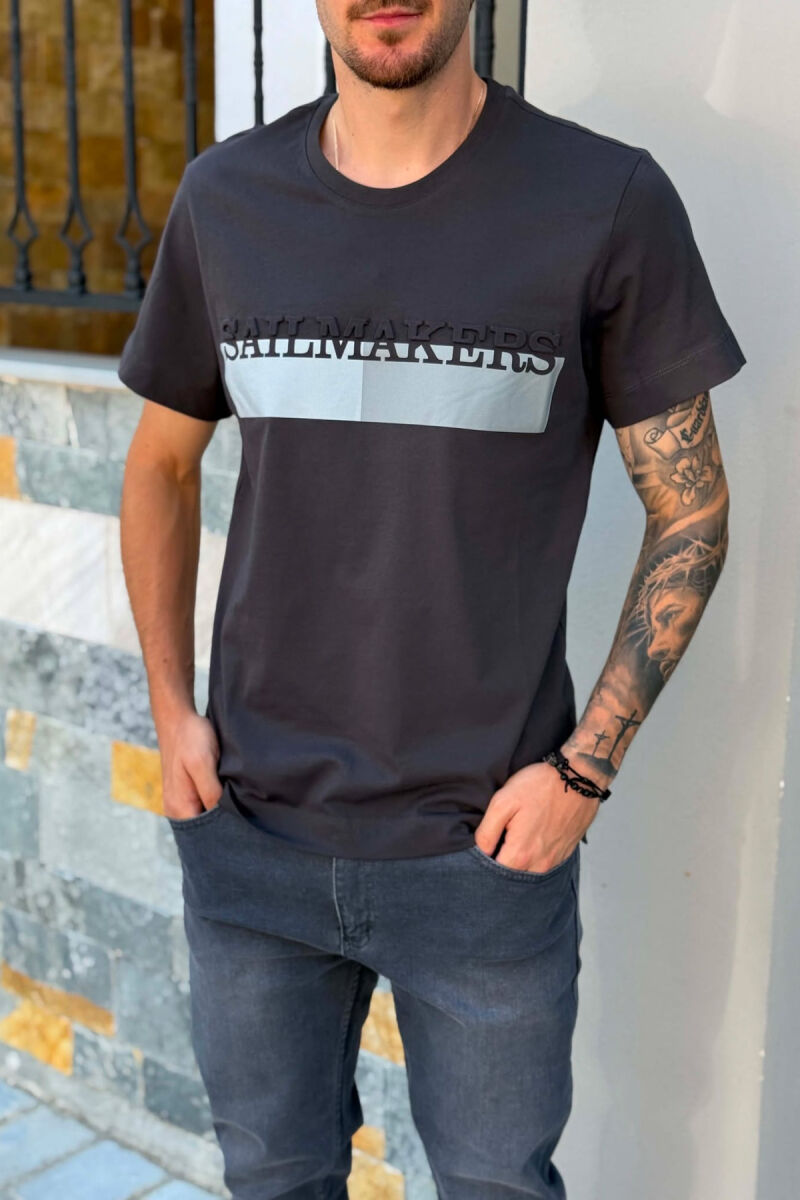 T-SHIRT ME JAKE RRETHORE ME SHKRIME PARA PER MESHKUJ NE NGJYRE GRI - 2