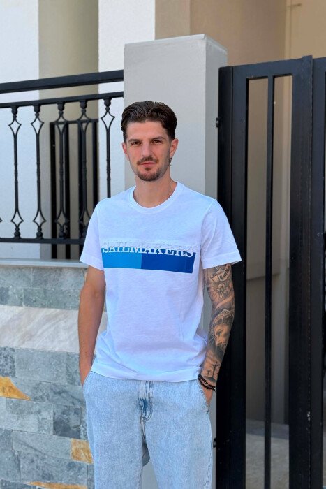 T-SHIRT ME JAKE RRETHORE ME SHKRIME PARA PER MESHKUJ NE NGJYRE TE BARDHE DHE BLU 