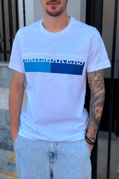 T-SHIRT ME JAKE RRETHORE ME SHKRIME PARA PER MESHKUJ NE NGJYRE TE BARDHE DHE BLU - 2
