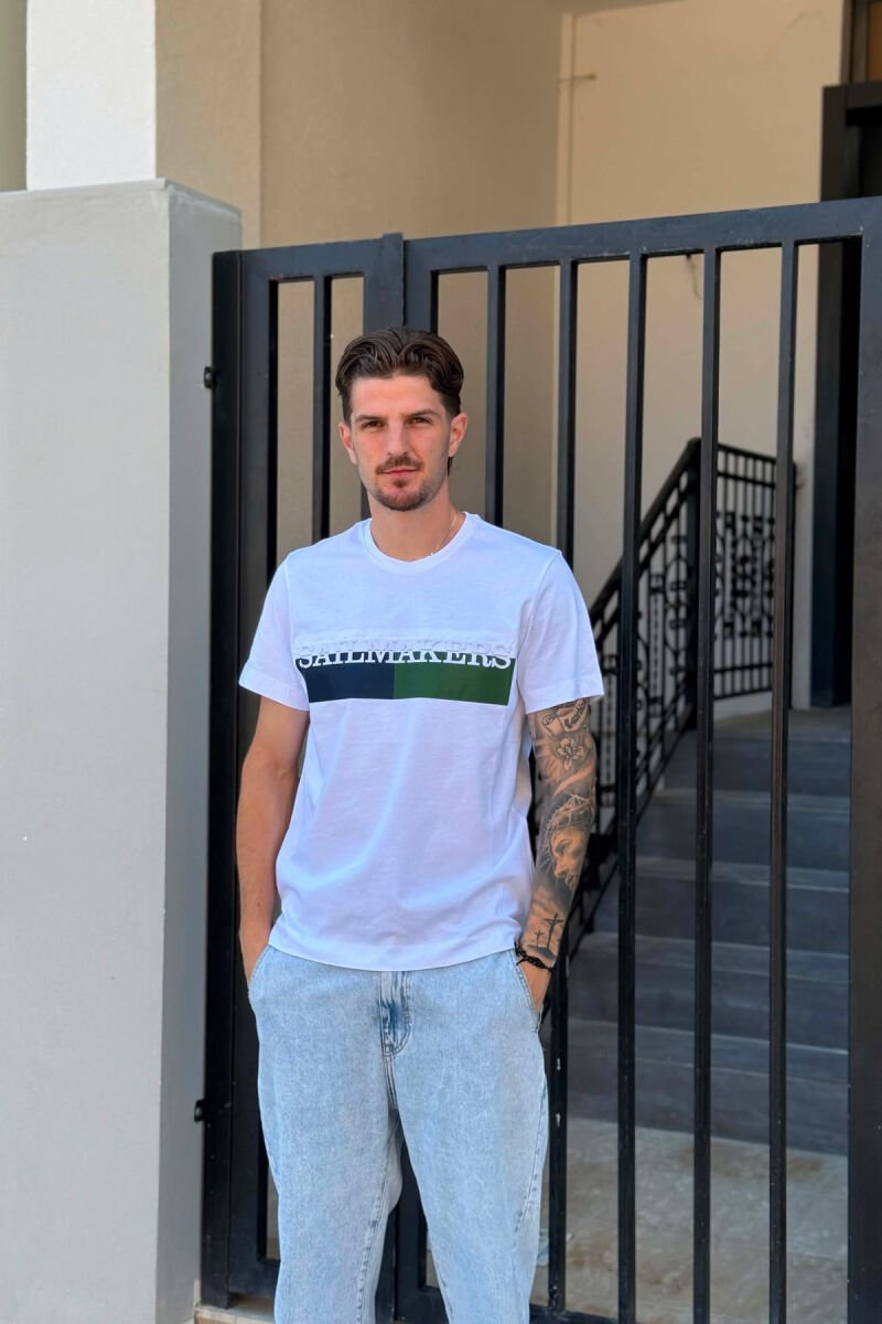 T-SHIRT ME JAKE RRETHORE ME SHKRIME PARA PER MESHKUJ NE NGJYRE TE BARDHE DHE TE ZEZE - 1
