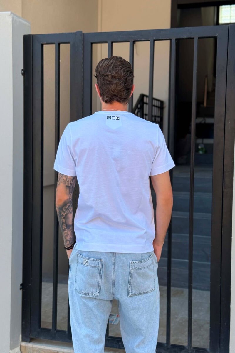 T-SHIRT ME JAKE RRETHORE ME SHKRIME PARA PER MESHKUJ NE NGJYRE TE BARDHE DHE TE ZEZE - 3