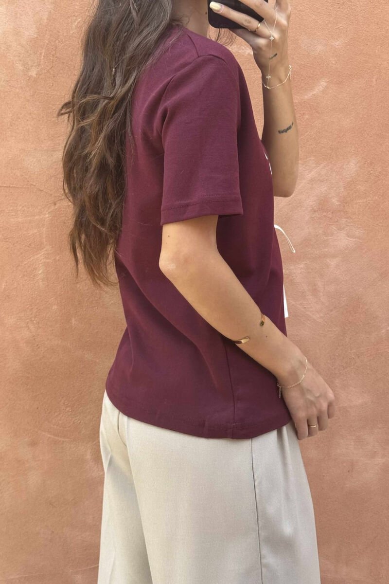 T-SHIRT ME JAKË TË RUMBULLAKËT DHE SHKRIME PARA PËR FEMRA NË NGJYRËN VISHNJË - 2