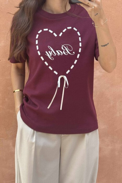 T-SHIRT ME JAKË TË RUMBULLAKËT DHE SHKRIME PARA PËR FEMRA NË NGJYRËN VISHNJË - 3