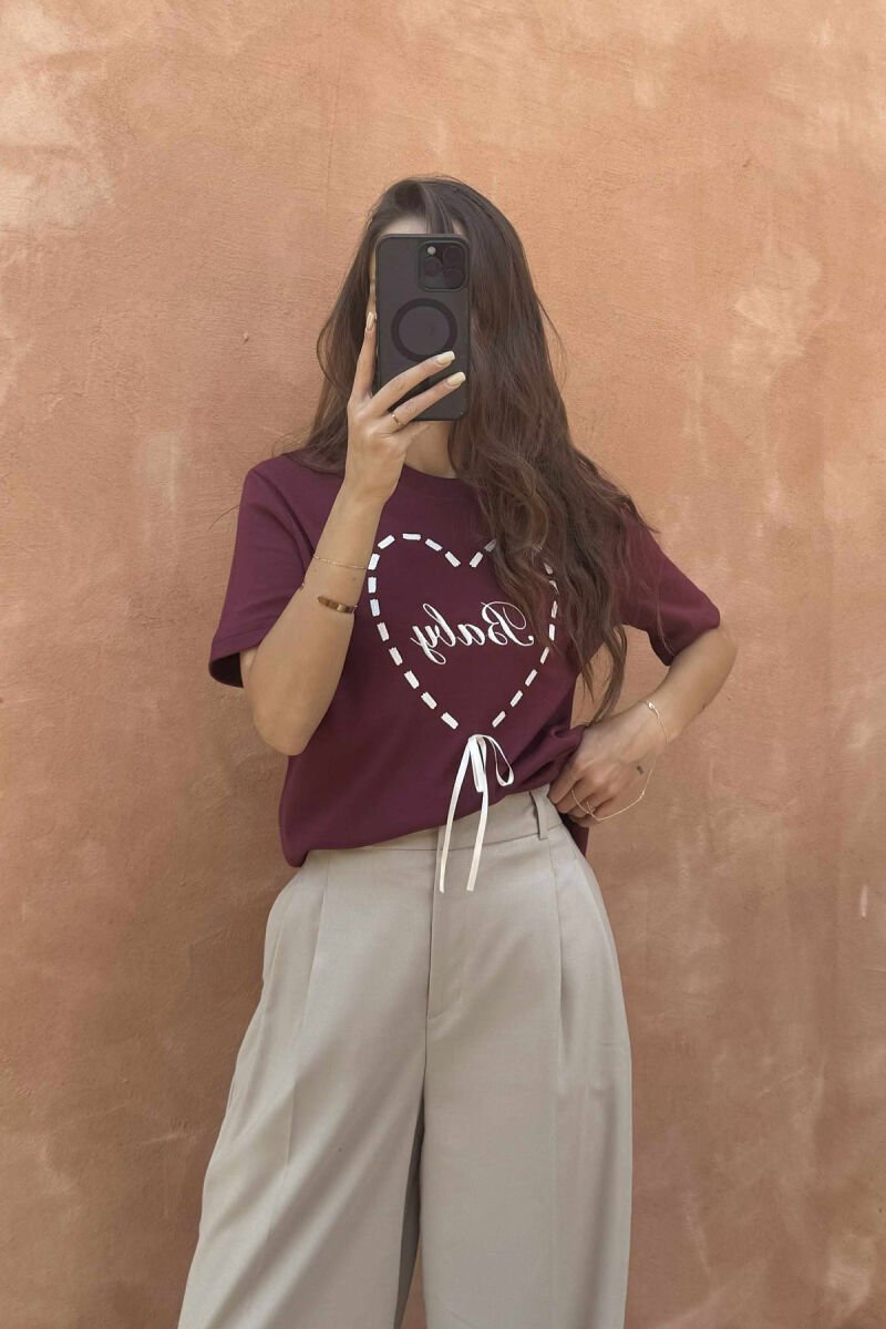 T-SHIRT ME JAKË TË RUMBULLAKËT DHE SHKRIME PARA PËR FEMRA NË NGJYRËN VISHNJË - 4