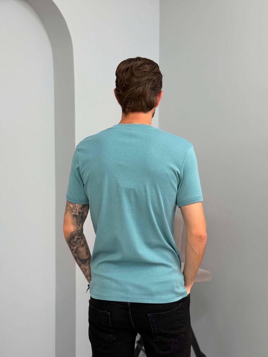 T-SHIRT ME JAKE V PER MESHKUJ NE NGJYRE BLU TE ZBARDHUR - 2