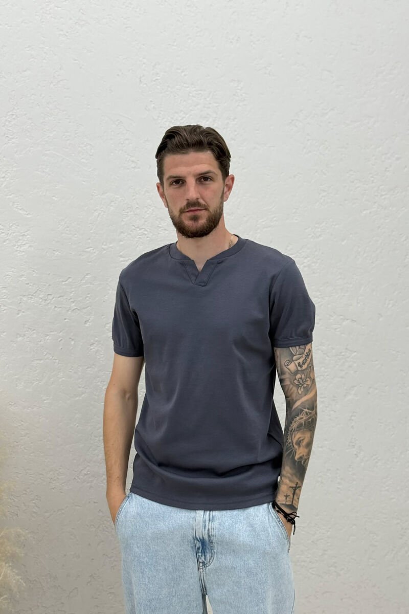T-SHIRT ME JAKE V PER MESHKUJ NE NGJYRE GRI TE ERRET - 1