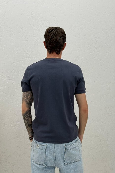 T-SHIRT ME JAKE V PER MESHKUJ NE NGJYRE GRI TE ERRET - 2