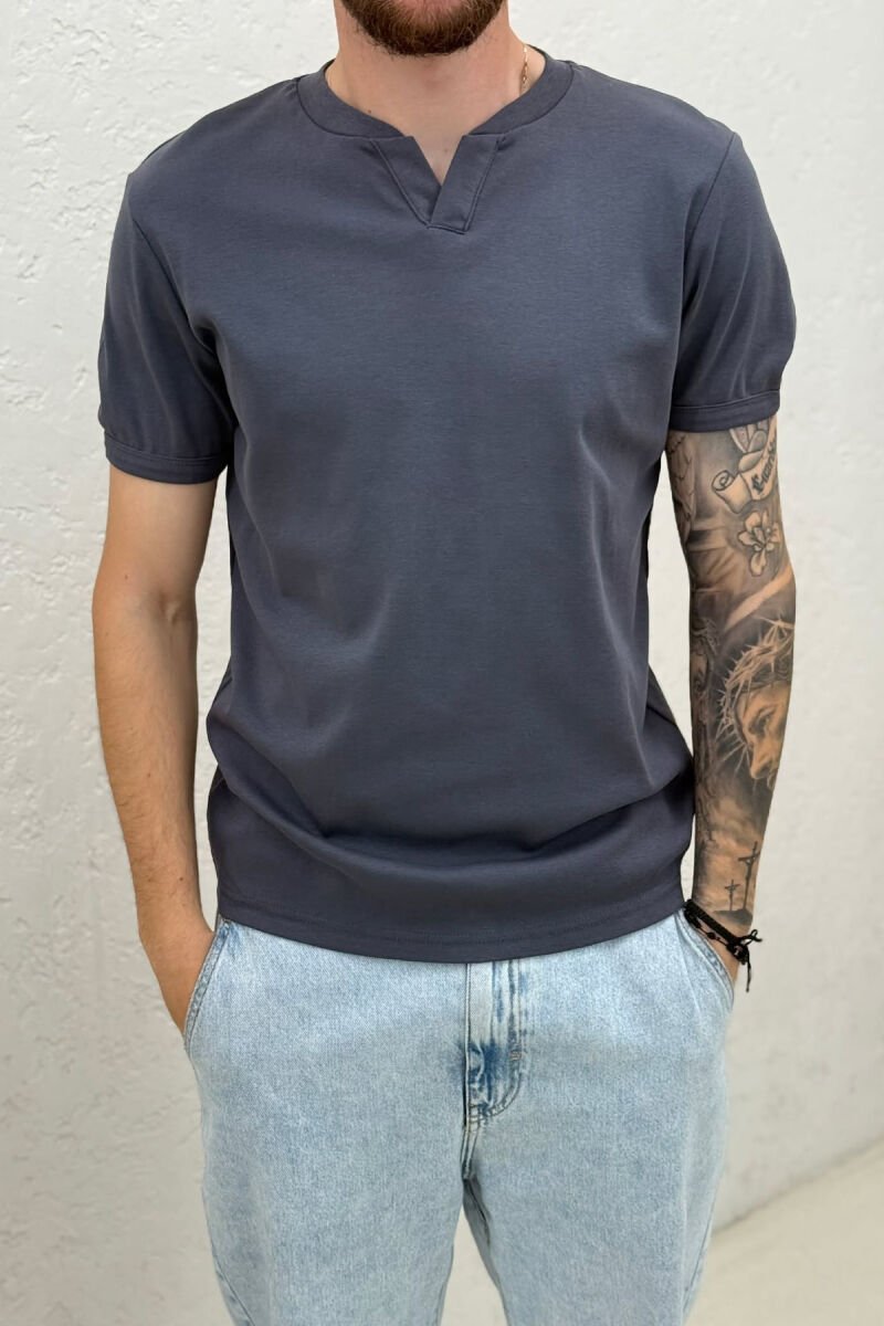 T-SHIRT ME JAKE V PER MESHKUJ NE NGJYRE GRI TE ERRET - 4