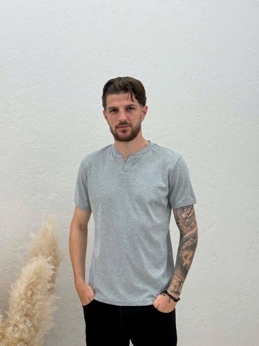 T-SHIRT ME JAKE V PER MESHKUJ NE NGJYRE GRI TE ZBARDHUR - 1