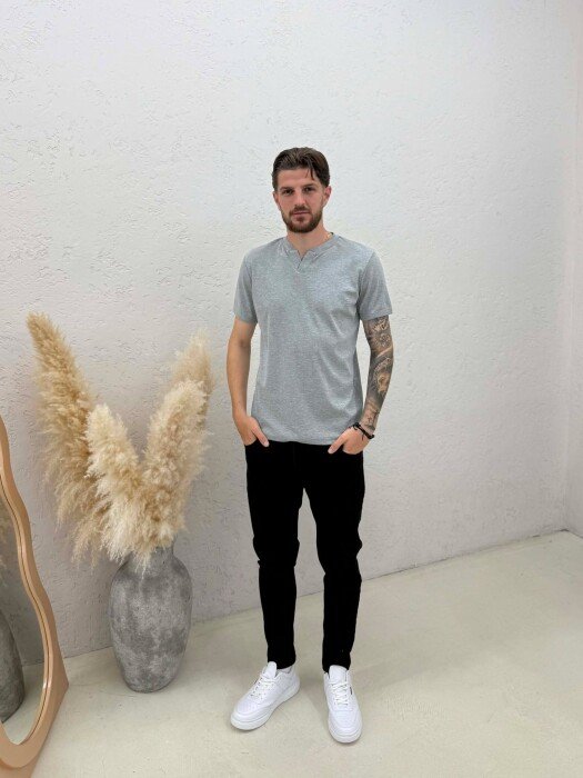 T-SHIRT ME JAKE V PER MESHKUJ NE NGJYRE GRI TE ZBARDHUR - 3