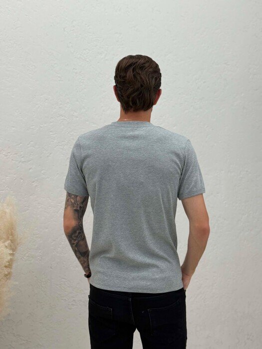 T-SHIRT ME JAKE V PER MESHKUJ NE NGJYRE GRI TE ZBARDHUR - 4