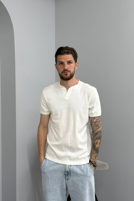 T-SHIRT ME JAKE V PER MESHKUJ NE NGJYRE TE BARDHE - KLAUDIO FASHION