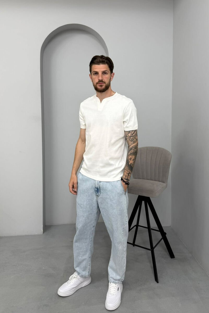 T-SHIRT ME JAKE V PER MESHKUJ NE NGJYRE TE BARDHE - 3