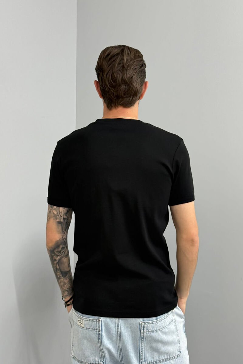 T-SHIRT ME JAKE V PER MESHKUJ NE NGJYRE TE ZEZE - 2