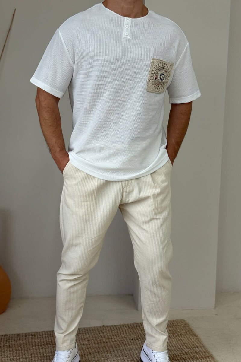 T-SHIRT ME KOPSA ME DETAJE TË THJESHTA PËR MESHKUJ NË NGJYRËN E BARDHË - 1
