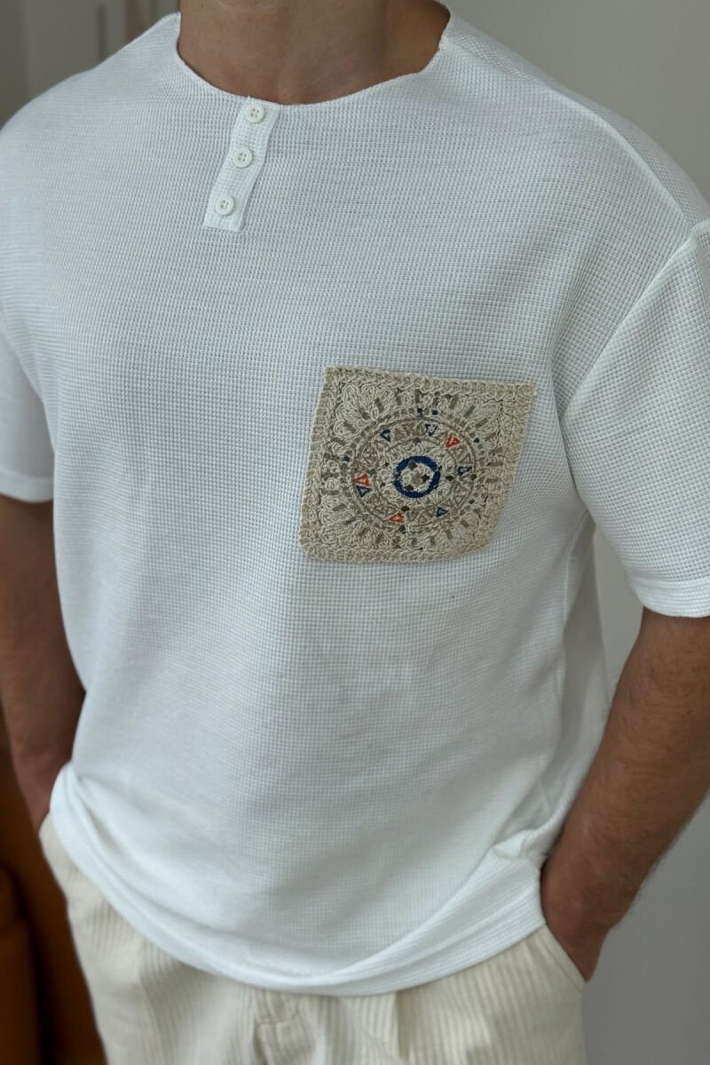 T-SHIRT ME KOPSA ME DETAJE TË THJESHTA PËR MESHKUJ NË NGJYRËN E BARDHË - 2