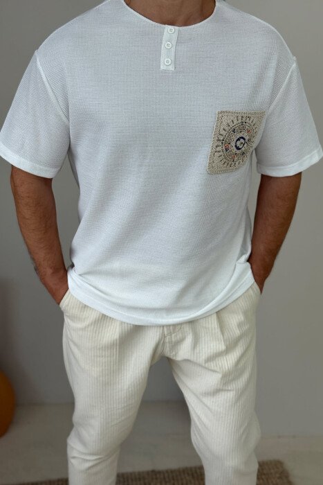 T-SHIRT ME KOPSA ME DETAJE TË THJESHTA PËR MESHKUJ NË NGJYRËN E BARDHË - 4