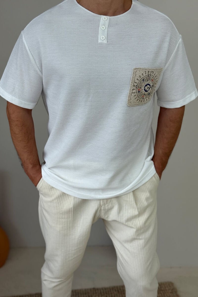 T-SHIRT ME KOPSA ME DETAJE TË THJESHTA PËR MESHKUJ NË NGJYRËN E BARDHË - 4