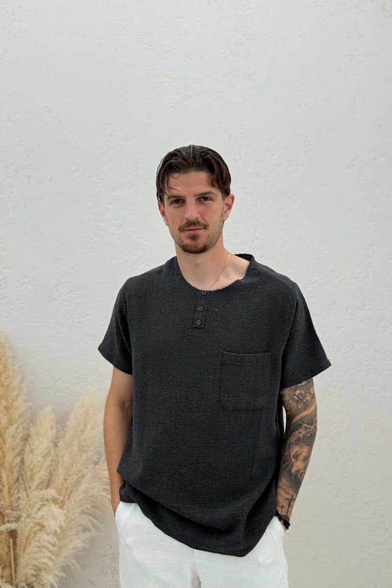 T-SHIRT ME KOPSA ME DETAJIN E XHEPIT PËR MESHKUJ NË NGJYRËN GRI E ERRËT - 1