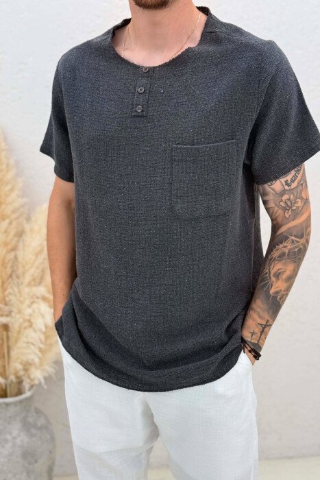 T-SHIRT ME KOPSA ME DETAJIN E XHEPIT PËR MESHKUJ NË NGJYRËN GRI E ERRËT - 4