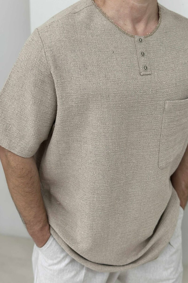 T-SHIRT ME KOPSA ME DETAJIN E XHEPIT PËR MESHKUJ NË NGJYRËN KAFE E ZBARDHUR - 3