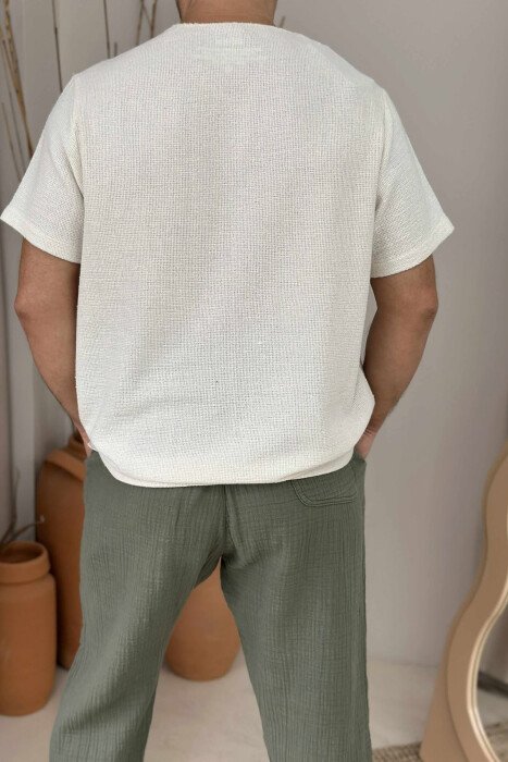 T-SHIRT ME KOPSA ME DETAJIN E XHEPIT PËR MESHKUJ NË NGJYRËN KREM - 3