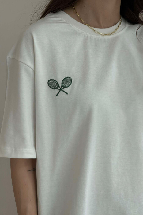T-SHIRT ME LOGON E RAKETËS SË TENISIT PËR FEMRA NË NGJYRËN E BARDHË - 2