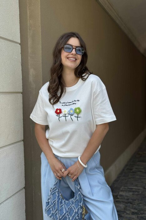 T-SHIRT ME LULE TË QËNDISURA PËR FEMRA NË NGJYRËN E BARDHË - 2